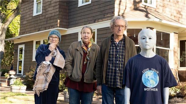 Ben Kingsley in „A Great Place to Call Home“ Ben Kingsley (2.v.r.) als Milton, Jane Curtin (l) als Joyce, Harriet Harris (2.v.l.) als Sandy und der außerirdische Besucher in einer Szene des Films „A Great Place To Call Home“