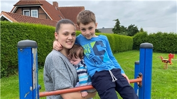 Ben-Luis Pump (links) freut sich auf die Schule, vor allem auf den Sportunterricht. Seine Mutter Saskia und sein kleiner Bruder Felix dürfen bei der Einschulung dabei sein.