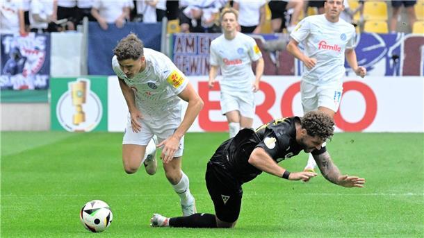 Liga-Neuling Holstein Kiel siegt mit viel mit Mühe in Aachen Benedikt Pichler (l) von Holstein Kiel und Jan-Luca Rumpf (r) von Alemannia Aachen sorgen für einen Pokal-Fight.