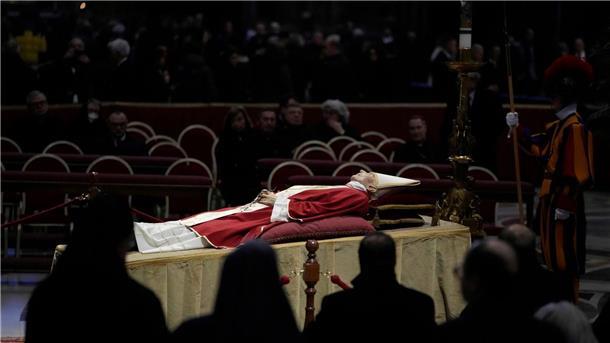Emeritierter Papst Benedikt XVI. im Petersdom aufgebahrt Benedikt XVI. ist im Alter von 95 Jahren gestorben.