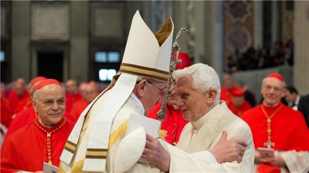 Papst Franziskus lobt Benedikt als großen Vermittler Benedikt XVI. (r) wird von Papst Franziskus im Petersdom begrüßt (2014).