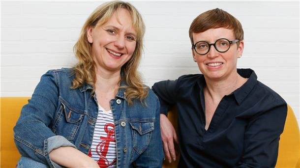 Benita Brunnert (links) und Imke Schwarz, die im Podcast „Över Gott un de Welt“ miteinander sprechen.