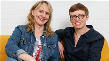 Benita Brunnert (links) und Imke Schwarz, die im Podcast „Över Gott un de Welt“ miteinander sprechen.