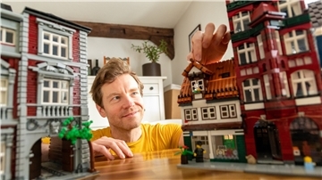 Benjamin Albrecht baut Gebäude in Lüneburg mit Legosteinen nach. Die Stadt zieht durch die Filmserie „Rote Rosen“ zahllose Touristen an. Nun sollen die Lego-Häuser auch im Museum zu sehen sein.