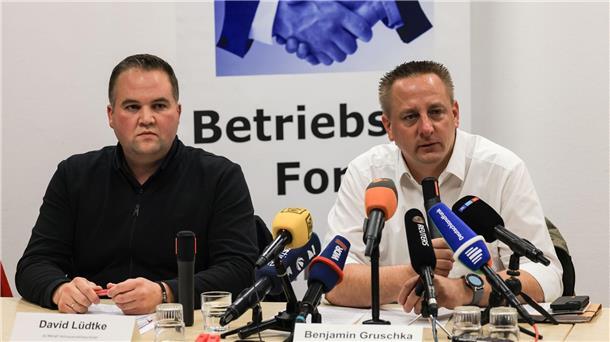 Benjamin Gruschka (r), Vorsitzender des Gesamtbetriebsrates der Ford-Werke, spricht neben David Lüdtke, IG-Metall-Sprecher bei Ford, auf einer Pressekonferenz nach der Betriebsversammlung.