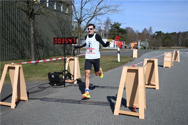 Benjamin Koç läuft als erster ins Ziel. 