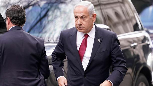 Benjamin Netanjahu, Ministerpräsident von Israel, trifft an der Downing Street für ein Treffen mit dem britischen Premierminister Sunak ein.