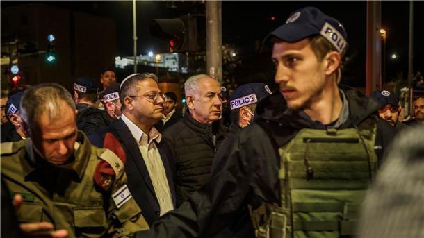 Entsetzen über Terror in Ost-Jerusalem - weiterer Angriff Benjamin Netanjahu (Mr), Premierminister von Israel, und Itamar Ben-Gvir (ML), Minister für nationale Sicherheit von Israel, besuchen den Tatort in der Nähe einer Synagoge.