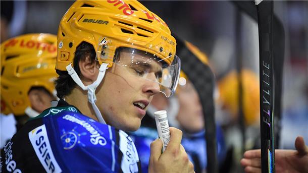 Pinguins-Stürmer Roßmy spielt sich in die Nationalmannschaft Ein Eishockeyspieler schnüffelt an Riechsalz