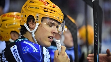 Ein Eishockeyspieler schnüffelt an Riechsalz