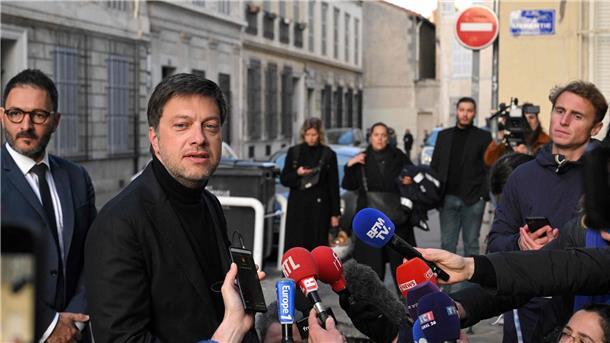 Haus in Marseille stürzt ein - Sechs Tote in Trümmern Benoit Payan (2.v.l), Bürgermeister von Marseille, spricht mit Journalisten, nach dem Einsturz eines Gebäudes in der Innenstadt.