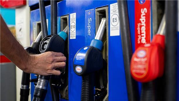 Benzin und Diesel hatten sich mit Ende der Steuersenkung zum 1. September kräftig verteuert - seither geht es aber bergab.