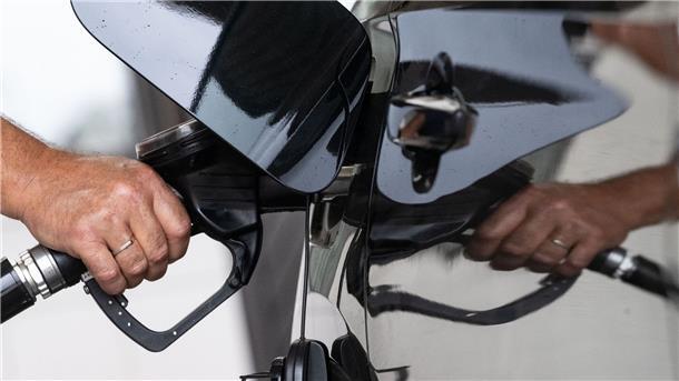 Spritpreise sinken vierte Woche in Folge Benzin und Diesel sind billiger geworden, aber insgesamt seien die Spritpreise aber weiter deutlich zu hoch, heißt es beim ADAC.