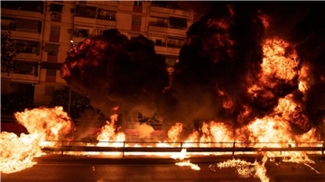 Benzinbomben explodieren während der Feierlichkeiten zum orthodoxen Osterfest in Athen.