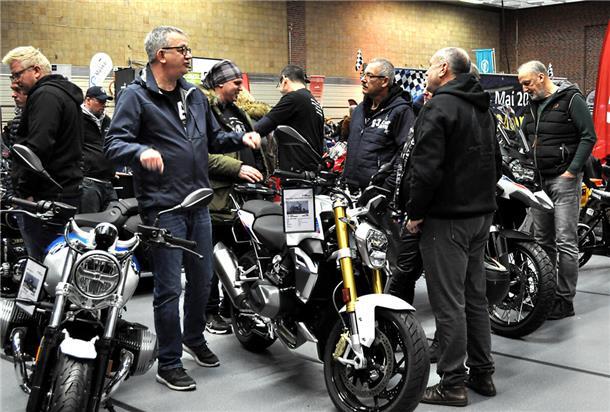 Wo selbst die härtesten Biker weich werden Benzingespräche wurden jede Menge geführt - auch dafür ist eine Motorradmesse schließlich da.