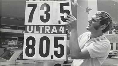 Benzinpreisänderung 1973: Per Hand und alle paar Tage höchstens. Heute ändern Computer die Preise an den Tankstellen bis zu zwei Dutzend mal täglich.