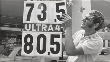 Benzinpreisänderung 1973: Per Hand und alle paar Tage höchstens. Heute ändern Computer die Preise an den Tankstellen bis zu zwei Dutzend mal täglich.