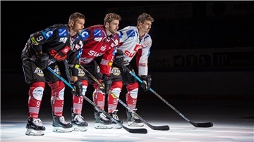 Bereit für die nächste Eishockeysaison sind (von links) Jan Urbas, Christian Hilbrich und Miha Verlic.