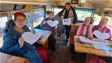 Bereiten die Unternehmerinnen-Messe vor: Petra Klipp (von links), Ina Viebrok-Hörmann, Doris Walleit, Evelyn Fromme und Rita Hogrewe im Restaurant des Imbisses Shack-Burger in Hagen, der in einem Schulbus untergebracht ist.
