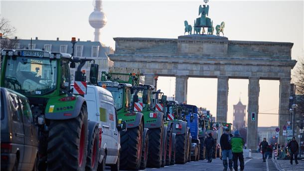 Bereits am 8. Januar hatten sich Bauern mit  Traktoren auf der Straße des 17. Juni versammelt.