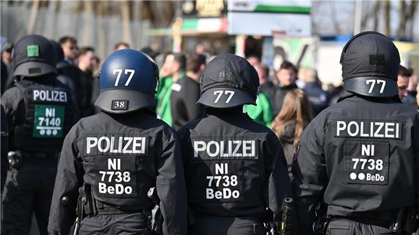 Rot-Grün will Kennnummern für Polizisten testen Bereits heute kommen bei der Polizei in spezialisierten Einheiten individuelle taktische Kennzeichnungen zum Einsatz. (Symbolbild)