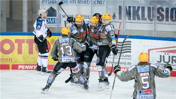 Drei Tore von Urbas: Pinguins gewinnen das erste Playoff-Spiel gegen Nürnberg Bereits nach 58 Sekunden konnten die Pinguins-Spieler einen Treffer von Jan Urbas (Mitte) bejubeln.