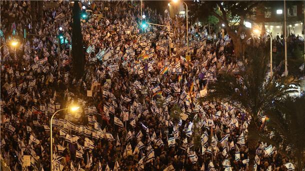 200.000 Menschen demonstrieren in Israel gegen Justizreform Bereits vor rund einer Woche gingen Tausende Menschen in Tel Aviv aus Protest gegen die geplante Justizreform auf die Straße.