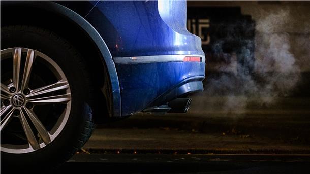 Abgase kommen aus dem Auspuff eines Volkswagen Tiguan.