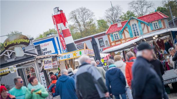 Hi, Fisch! Bilder der Fischparty im Fischereihafen Bremerhaven (mit Sonntag) Bereits zur Mittagsstunde füllte sich das Schaufenster mit hunderten Besuchern.
