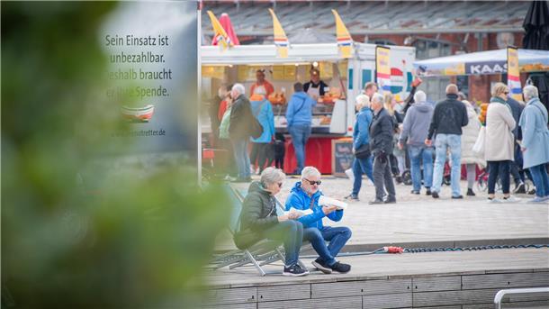 Hi, Fisch! Bilder der Fischparty im Fischereihafen Bremerhaven (mit Sonntag) Bereits zur Mittagsstunde füllte sich das Schaufenster mit hunderten Besuchern.