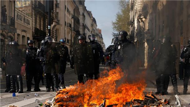 Erneut Streiks und Proteste in Frankreich Bereitschaftspolizisten hinter einer brennenden Barrikade in Nantes.