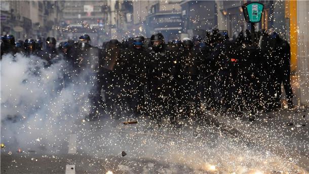 Rentenreform: Gewerkschaften wollen Frankreich lahmlegen Bereitschaftspolizisten stoßen in Paris mit Demonstranten zusammen.