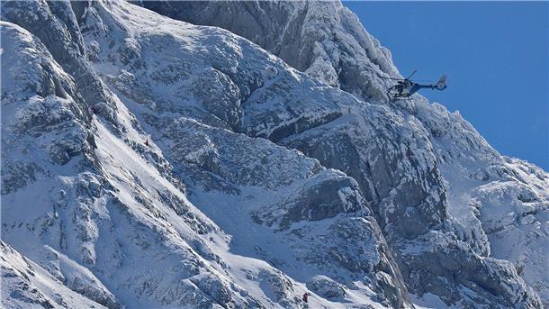 Suche nach Bergsteiger wieder eingestellt Bergretter suchen am Hochkalter bei Ramsau bei Berchtesgaden nach dem 24-jährigen Bergsteiger.