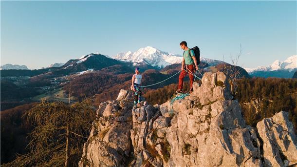 Klimawandel macht Alpentouren gefährlicher Bergsteiger klettern angeseilt auf dem Barmstein bei Hallein in Österreich. Der Klimawandel macht Wandern und Bergsteigen risikoreicher.