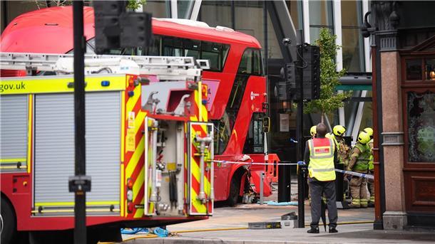 Unfall mit Doppeldeckerbus in London - mehrere Verletzte Berichte über Tote gab es zunächst keine, wie Scotland Yard bestätigte.