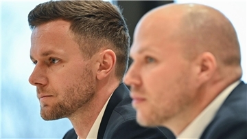 Berichten als Zeugen von den Folgen des Feuerzeugwurfs: Torwart Patrick Drewes und Teamarzt Mark Sandfort 