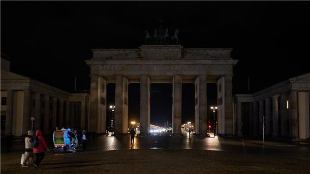 Earth Hour: Eine Stunde Licht-Verzicht für das Klima Berlin beteiligt sich an der weltweiten Aktion „Earth Hour“ und schaltet das Licht am Brandenburger Tor aus.