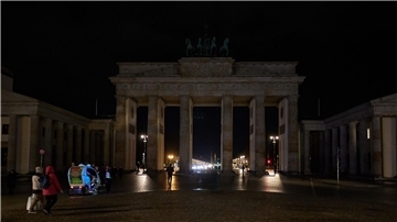 Berlin beteiligt sich an der weltweiten Aktion „Earth Hour“ und schaltet das Licht am Brandenburger Tor aus.