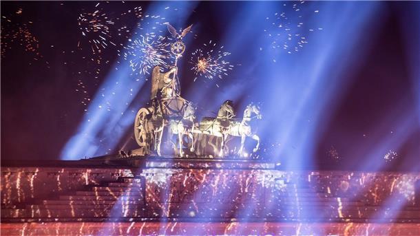 Berlin feiert mit einem Feuerwerk vor dem Brandenburger Tor.