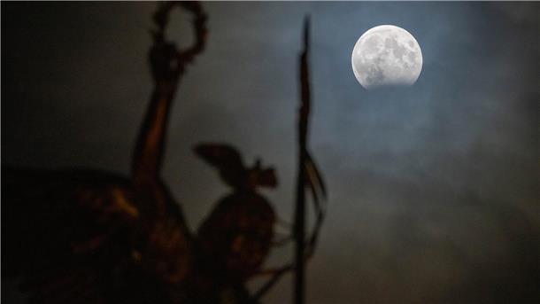 So sah die Mondfinsternis über Bremerhaven aus Berlin: Hinter der Goldelse auf der Siegessäule ist eine partielle Mondfinsternis zu sehen.