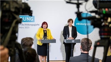 Berlins Bildungssenatorin Astrid-Sabine Busse (SPD, l) und Bundesbildungsministerin Bettina Stark-Watzinger (FDP) am Rande des Bildungsgipfels.