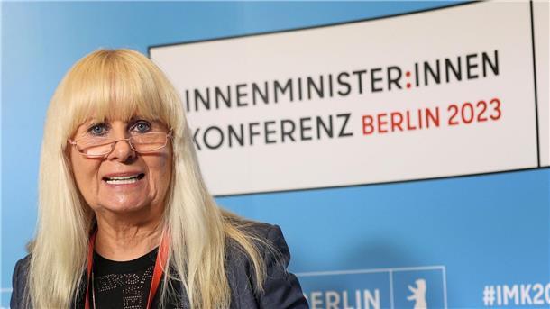 Innenminister beraten über Messerverbot und Grenzkontrollen Berlins Innensenatorin Iris Spranger hat den Vorsitz bei der Innenministerkonferenz.
