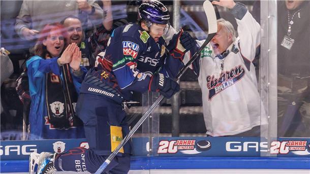 Berlin und Adler Mannheim überzeugen zum Playoff-Auftakt Berlins Lean Bergmann jubelt über seinen Treffer beim 5:1-Erfolg gegen Straubing.