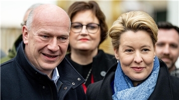 Berlins Regierende Bürgermeisterin Franziska Giffey (SPD, r) und ihr möglicher Nachfolger: Kai Wegner (CDU, l).