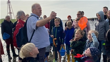 Auf dem Foto ist Bernd Bielen zu sehen. Er führt bei Tossens und Eckwarderhörne durchs Watt. 
