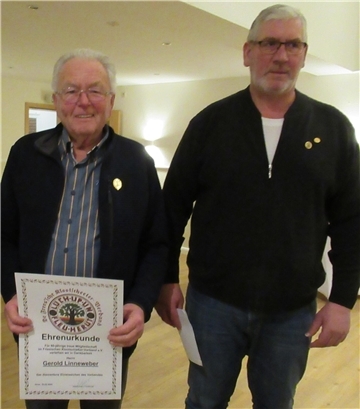 Bernd Helmerichs zeichnete Gerold Linneweber für seine 60-jährige Mitgliedschaft im Klootschießer- und Boßelverein Burhave aus. Der Vorsitzende selbst konnte ebenfalls ein Jubiläum feiern. Er steht dem Verein seit 25 Jahren vor. 