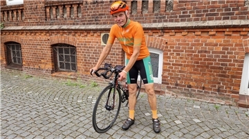 Ein Mann mit einem Rennrad.