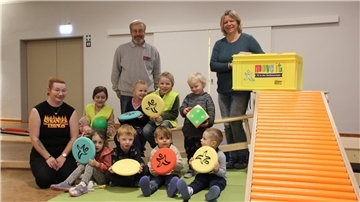 Bernd Pichlmeier unddie „Vituszwerge“ bei der Übergabe der neuen „move-it“-Box 