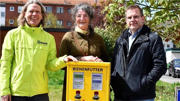 Der neue Blumensamen-Automat mit den Verantwortlichen.