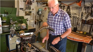 Bernd Tafel (79) aus Bockel in einer seiner beiden Garagen, in der er seine Motorrad-Schätze aufbewahrt und repariert.
